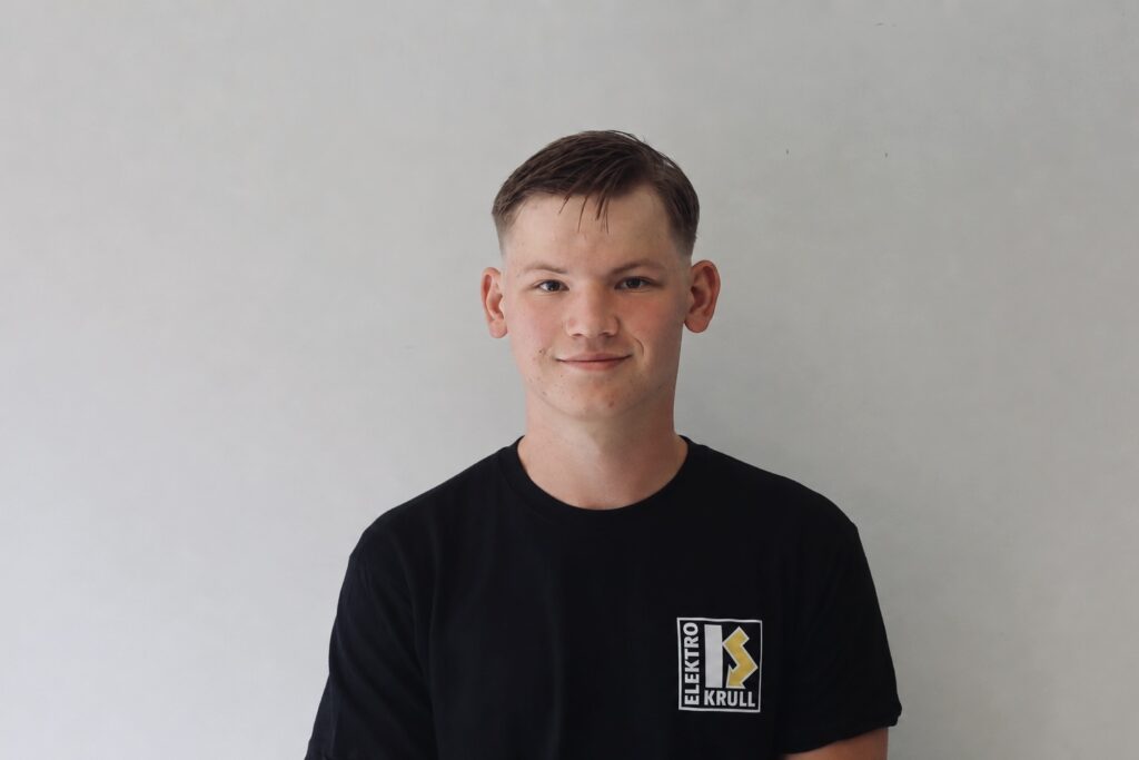 Mitarbeiter von Krull Elektrotechnik in Ostfriesland im schwarzen Firmen-Shirt mit Logo